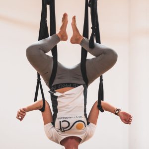 Clase de yoga aéreo