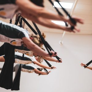 Clase de yoga aéreo