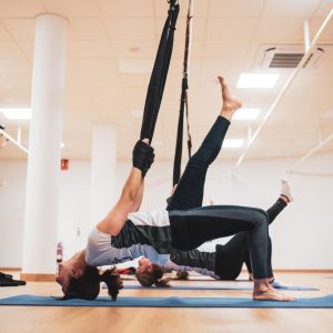 Clase de yoga aéreo