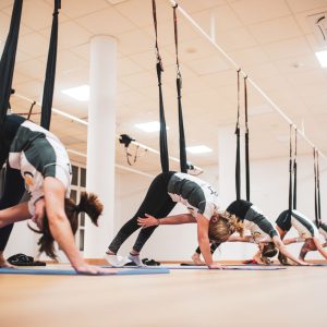 Clase de yoga aéreo