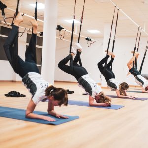 Clase de yoga aéreo