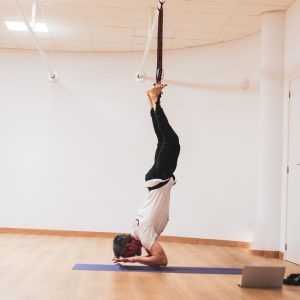 Clase de yoga aéreo