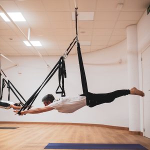 Clase de yoga aéreo